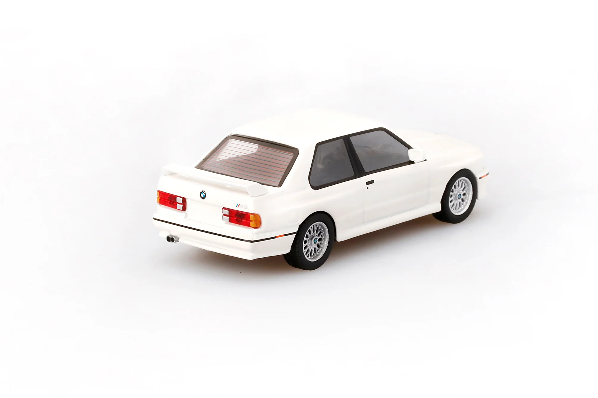 Mini GT #41 BMW M3 (E30) Alpine White - LHD - Image 3