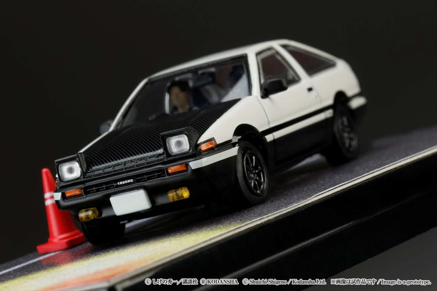 Hobby Japan 1/64 Toyota Sprinter Trueno GT Apex AE86 INITIAL D VS Tomoyuki Tachi - Image 4