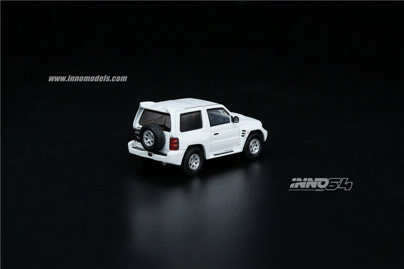 INNO64 Mitsubishi PAJERO Evolution White - Image 3